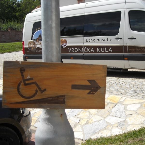Vrdnik-etno-naselje-staza-za-korisnike-kolica